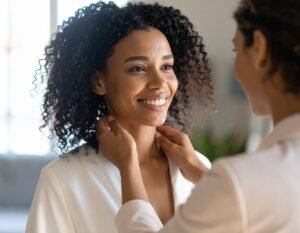 peinando-a-una-mujer-en-casa-ambiente-ordenado-y-limpio-luz-suave-sens-