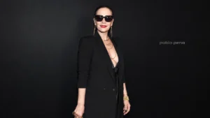 Natalia Oreiro con blazer negro y lentes de sol en el Renato Papiccio Runway del Sofitel Carrasco, Montevideo