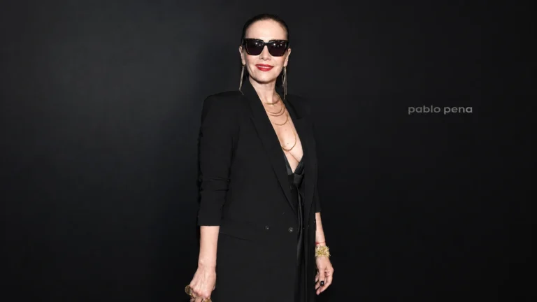 Natalia Oreiro con blazer negro y lentes de sol en el Renato Papiccio Runway del Sofitel Carrasco, Montevideo